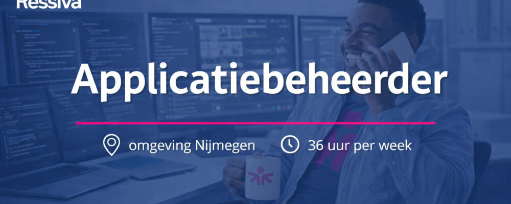 Applicatiebeheerder aan het werk achter meerdere beeldschermen met applicaties, professionele IT-omgeving met blauwe overlay in Ressiva-stijl.